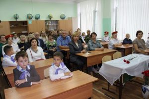 Депутаты — члены фракции партии «Единая Россия» Владимир Демин и Игорь Мусаелян приняли участие в открытии Парты Героя в память о Нурхань Садикове 