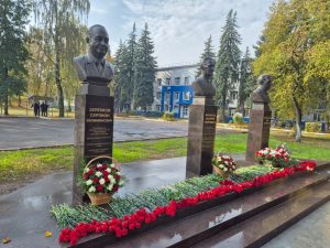На территории АО «РПКБ» установили мемориал выдающимся руководителям организации