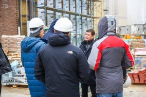 Секретарь местного отделения партии «Единая Россия» Эдуард Малышев посетил стройплощадку ФОКа на Махова