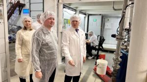 Секретарь местного отделения партия «Единая Россия» Эдуард Малышев с рабочим визитом побывал на Раменском кондитерском комбинате в п.Дружба