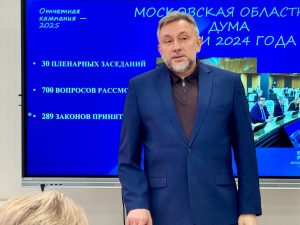 Олег Владимирович рассказывает жителям округа о своей депутатской работе за 2024 год