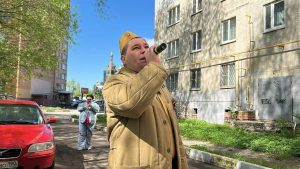 Поздравление ветеранов от директора ДК «Сатурн» Василия Строилова, концертмейстера ансамбля «Играй, гармонь» Виктора Гусева и Александра Волка