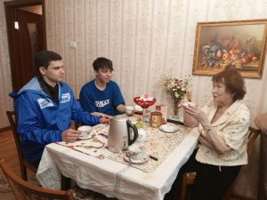 Активисты «Молодой Гвардии Единой России» в Раменском провели акцию «Навести соседа», приуроченную к Международному дню соседей