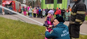 В Раменском школьники погрузились в работу пожарных: от теории до практики спасения
