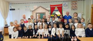 «Активное долголетие» принесло сказку в Ганусовскую школу: «Колобок» для первоклассников