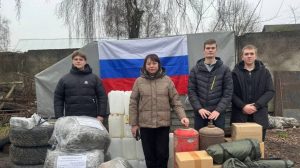 Руководитель фракции партии «Единая Россия» в Совете депутатов Нина Широкова помогает бойцам СВО