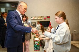 Депутат Госдумы Александр Коган посетил семьи участников СВО в Раменском округе и вручил новогодние подарки детям
