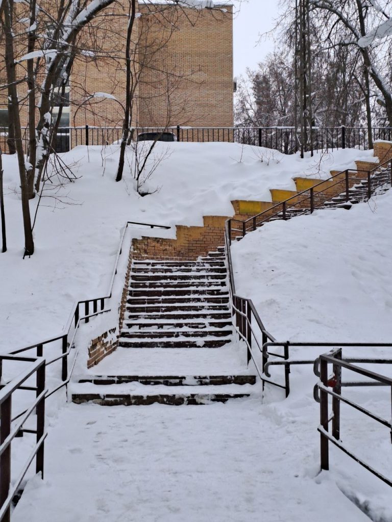 Уборка снега проводится на территории Раменского парка