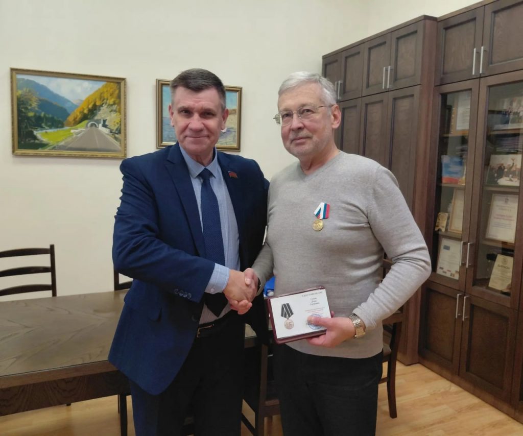 Ректор Гжельского государственного университета Денис Сергеевич Сомов награждён юбилейной медалью в честь 50–летия БАМа!