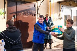 Секретарь местного отделения партии «Единая Россия» Эдуард Малышев принял участие в погрузке гумконвоя «Раменское»