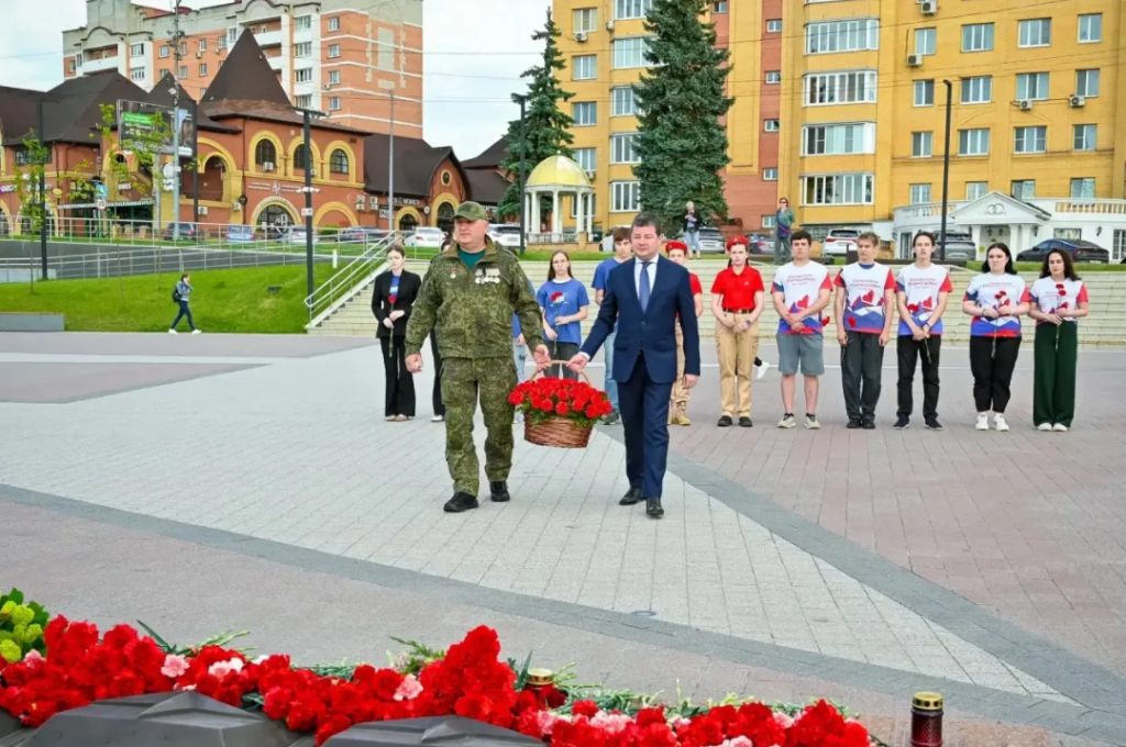 На площади Победы прошла акция «Свеча памяти», организованная партией «Единая Россия»